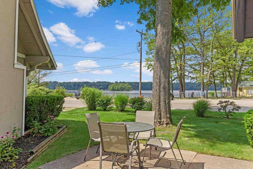 Pet-Friendly Cabin With Dock, Firepit, Bbq Newaygo 외부 사진